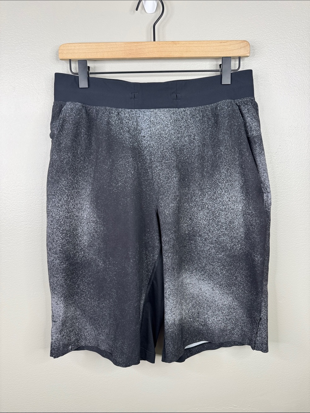 Lululemon Men’s T.H.E. Shorts Ocean Spray Ice Grey Black Size Medium Unlined